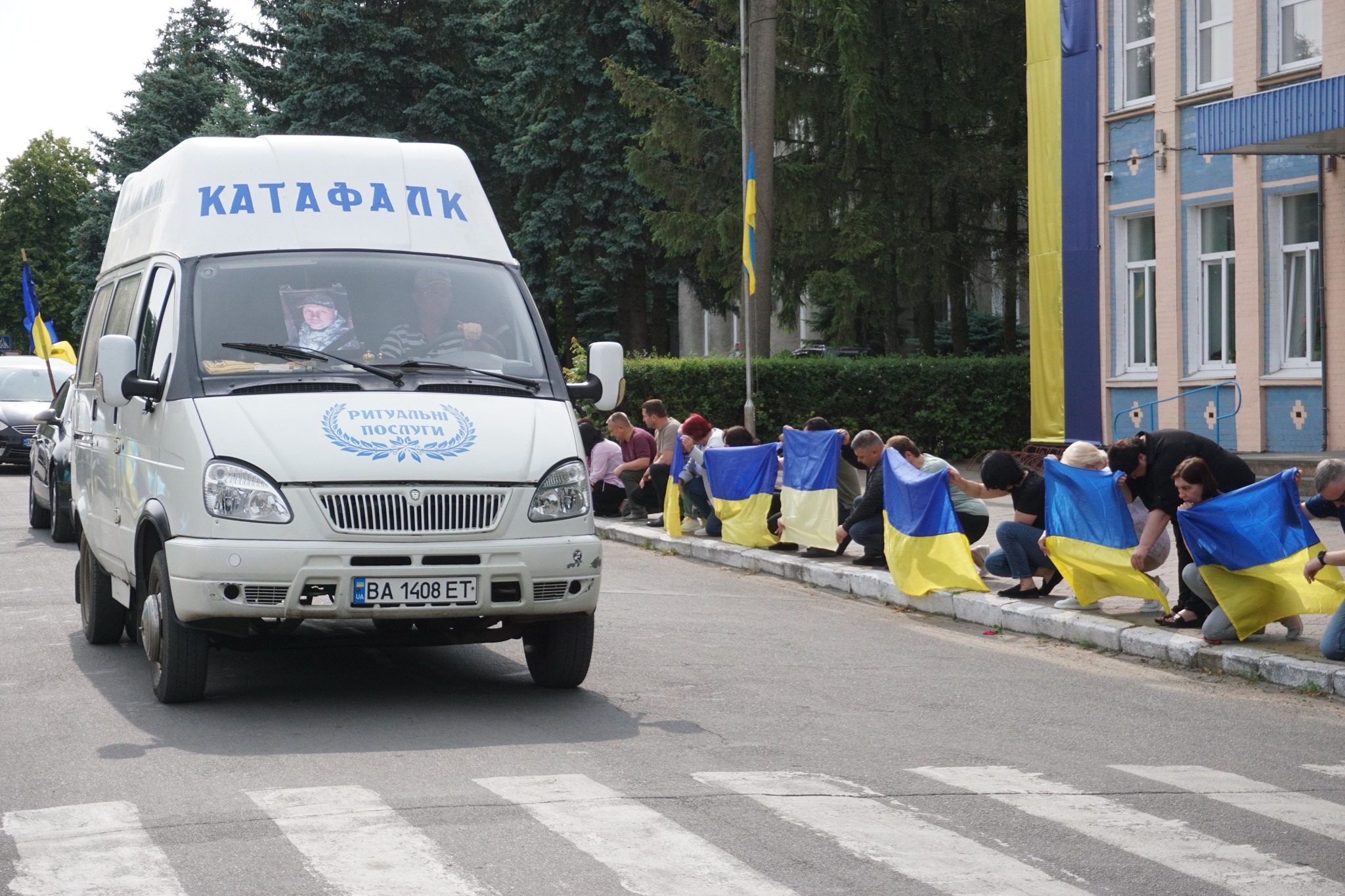 У Гайворонській громаді в останню путь провели загиблого на Харківщині військового Сергія Гринюка.