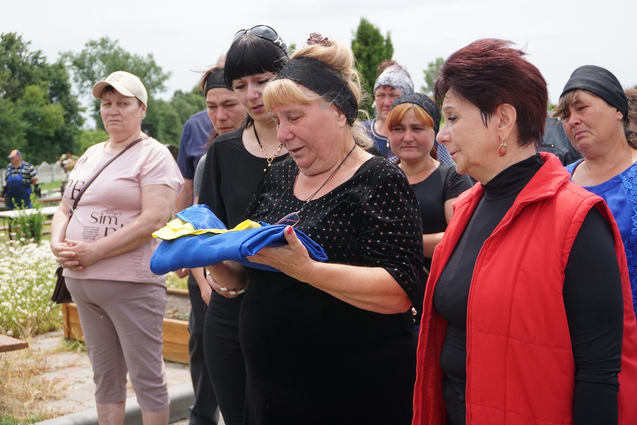 У Гайворонській громаді в останню путь провели загиблого на Харківщині військового Сергія Гринюка.