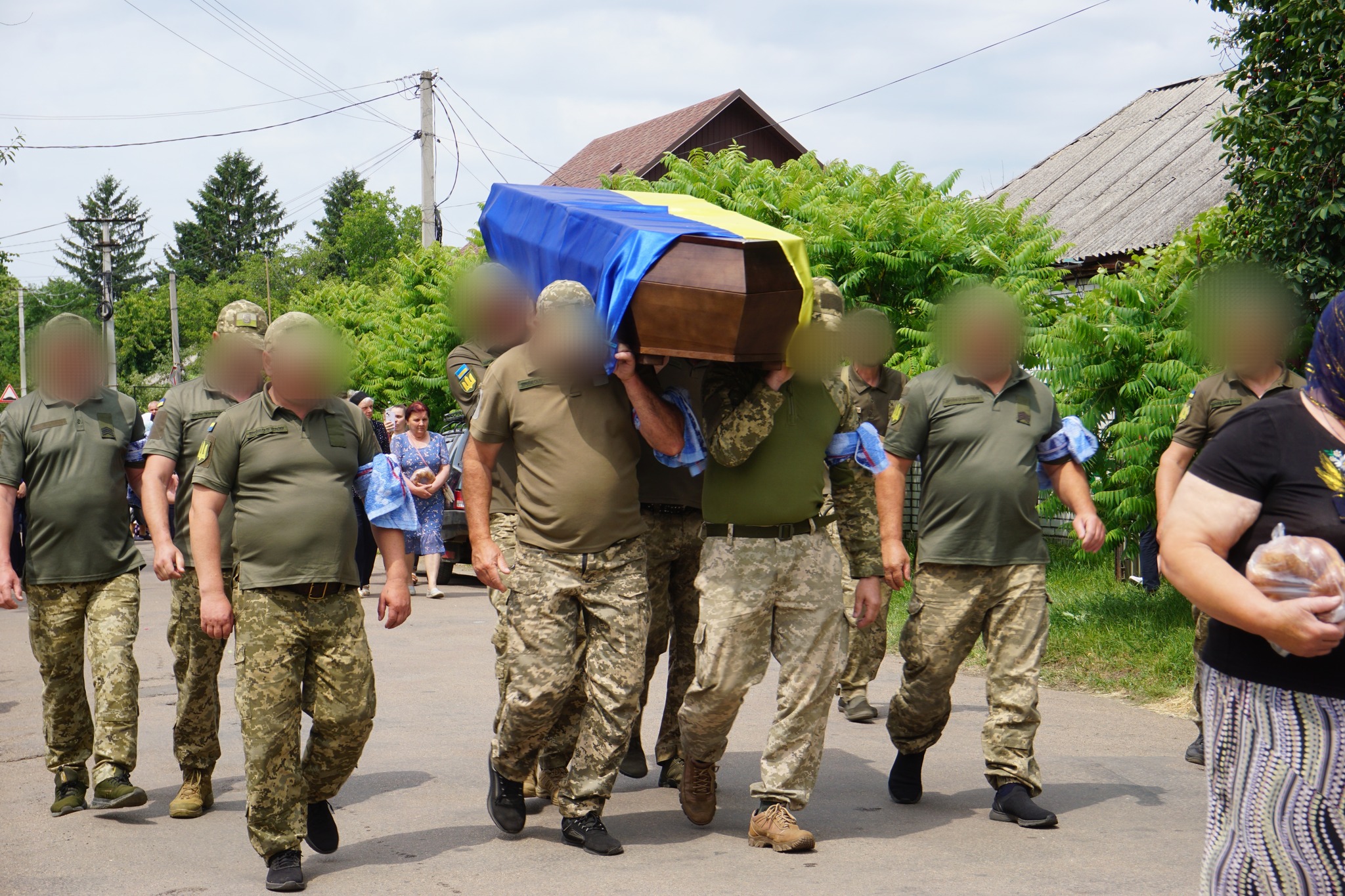 У Гайворонській громаді в останню путь провели загиблого на Харківщині військового Сергія Гринюка.