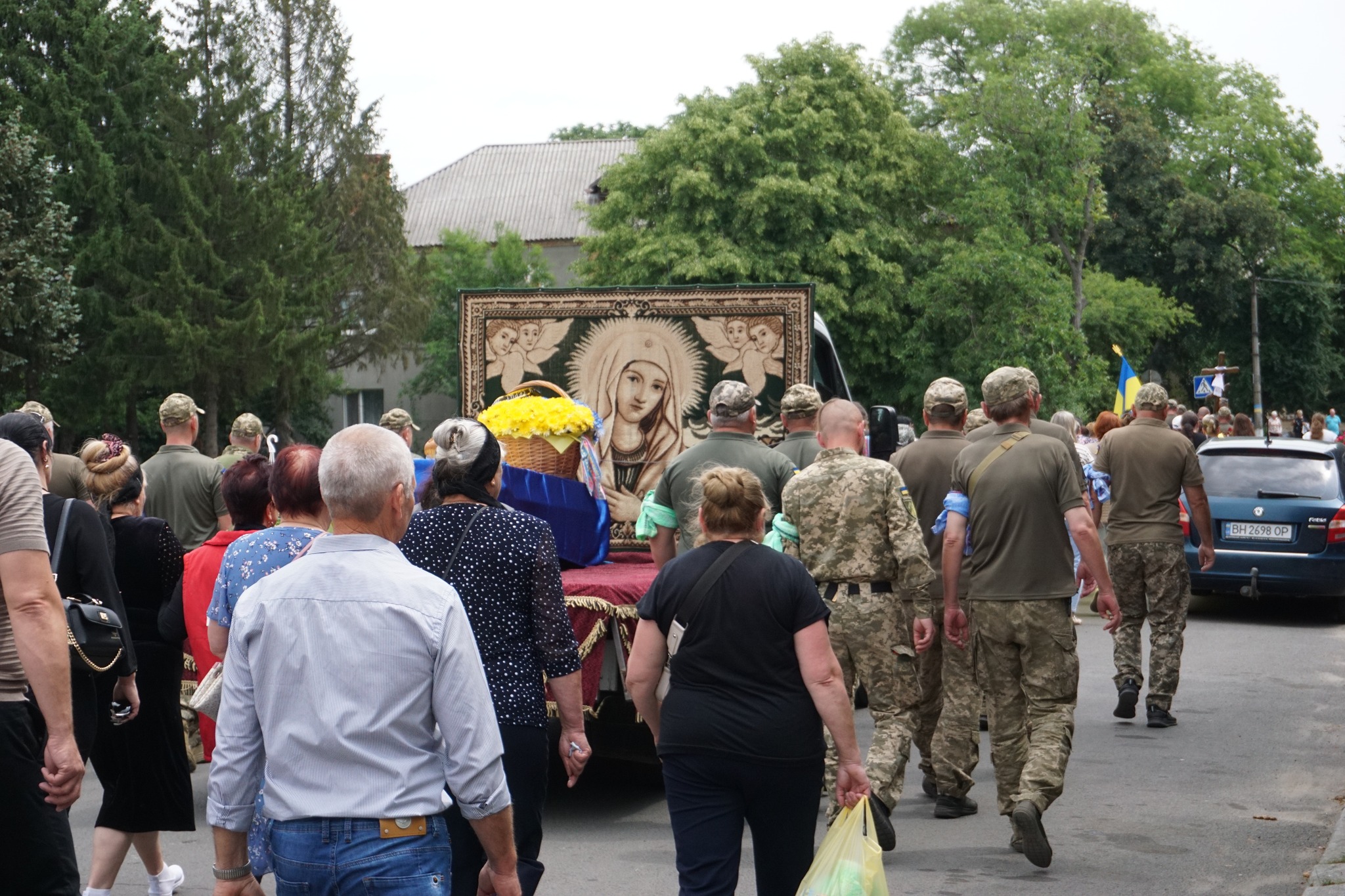 У Гайворонській громаді в останню путь провели загиблого на Харківщині військового Сергія Гринюка.