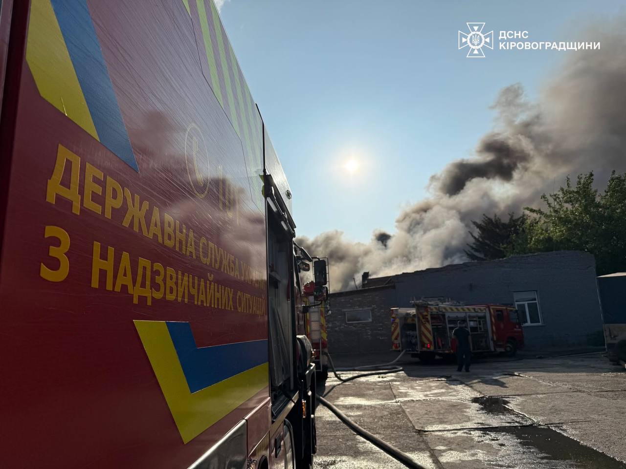 В Олександрії пожежу складської будівлі ліквідовують понад дві години