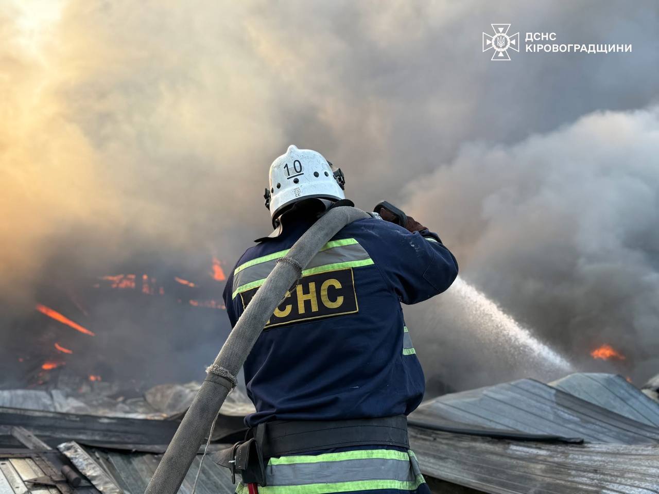 В Олександрії пожежу складської будівлі ліквідовують понад дві години