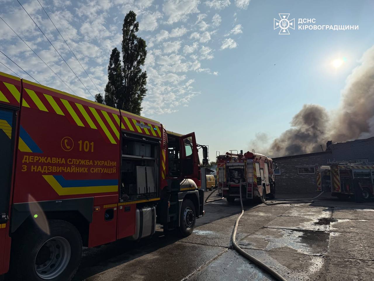 В Олександрії пожежу складської будівлі ліквідовують понад дві години