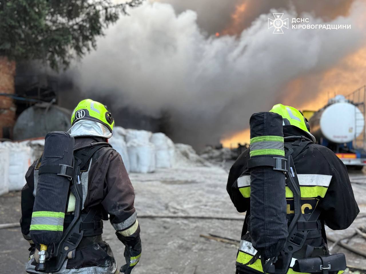 В Олександрії пожежу складської будівлі ліквідовують понад дві години