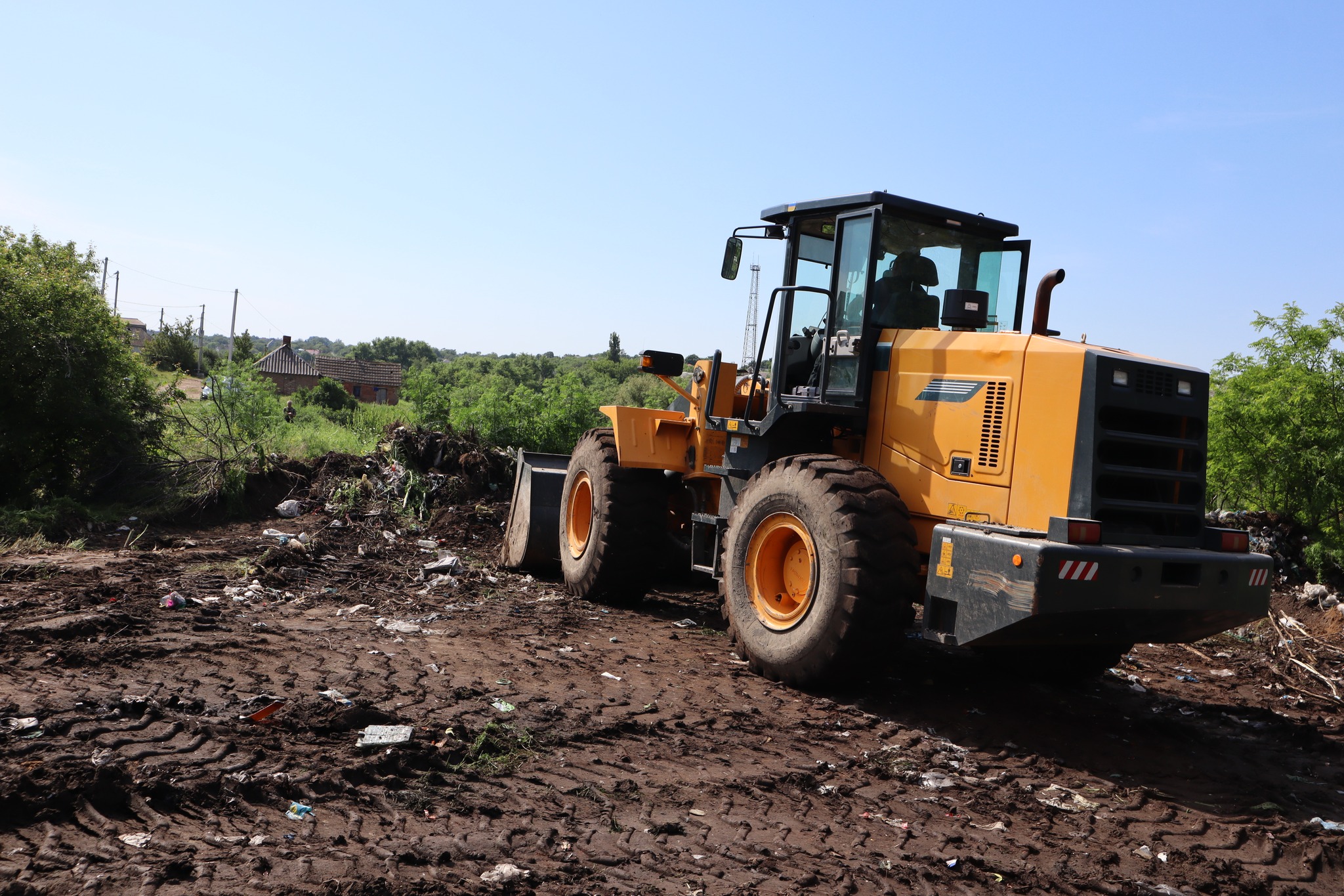 У Новоукраїнці розпочали ліквідацію несанкціонованого сміттєзвалища.