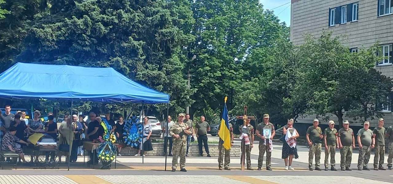 У Знам'янській громаді в останню путь провели загиблого на Донеччині військового Віктора Калюжного.