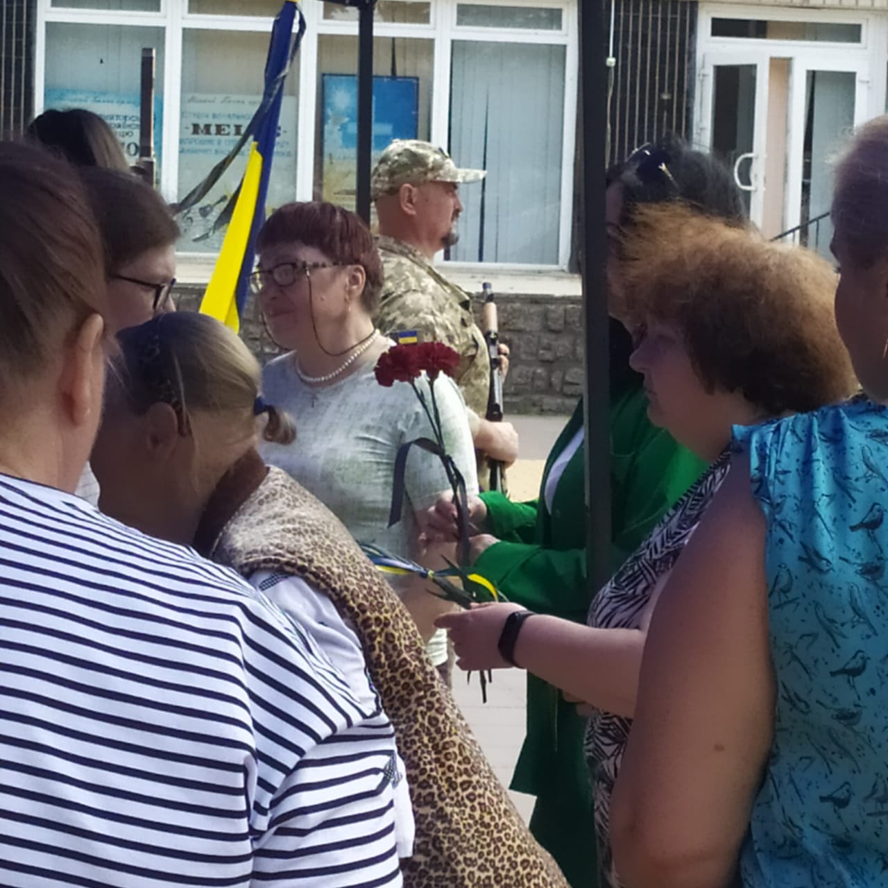 У Знам'янській громаді в останню путь провели загиблого на Донеччині військового Віктора Калюжного.