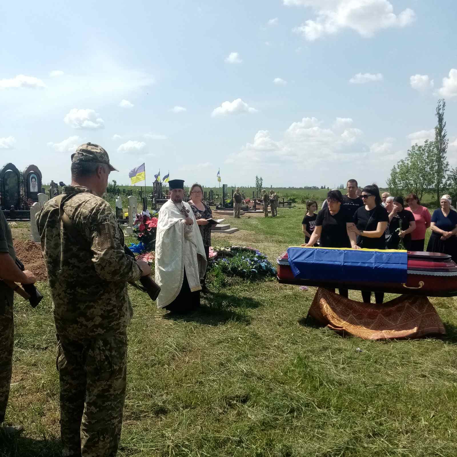 В Устинівській громаді в останню путь провели загиблого військового Миколу Червотоку.