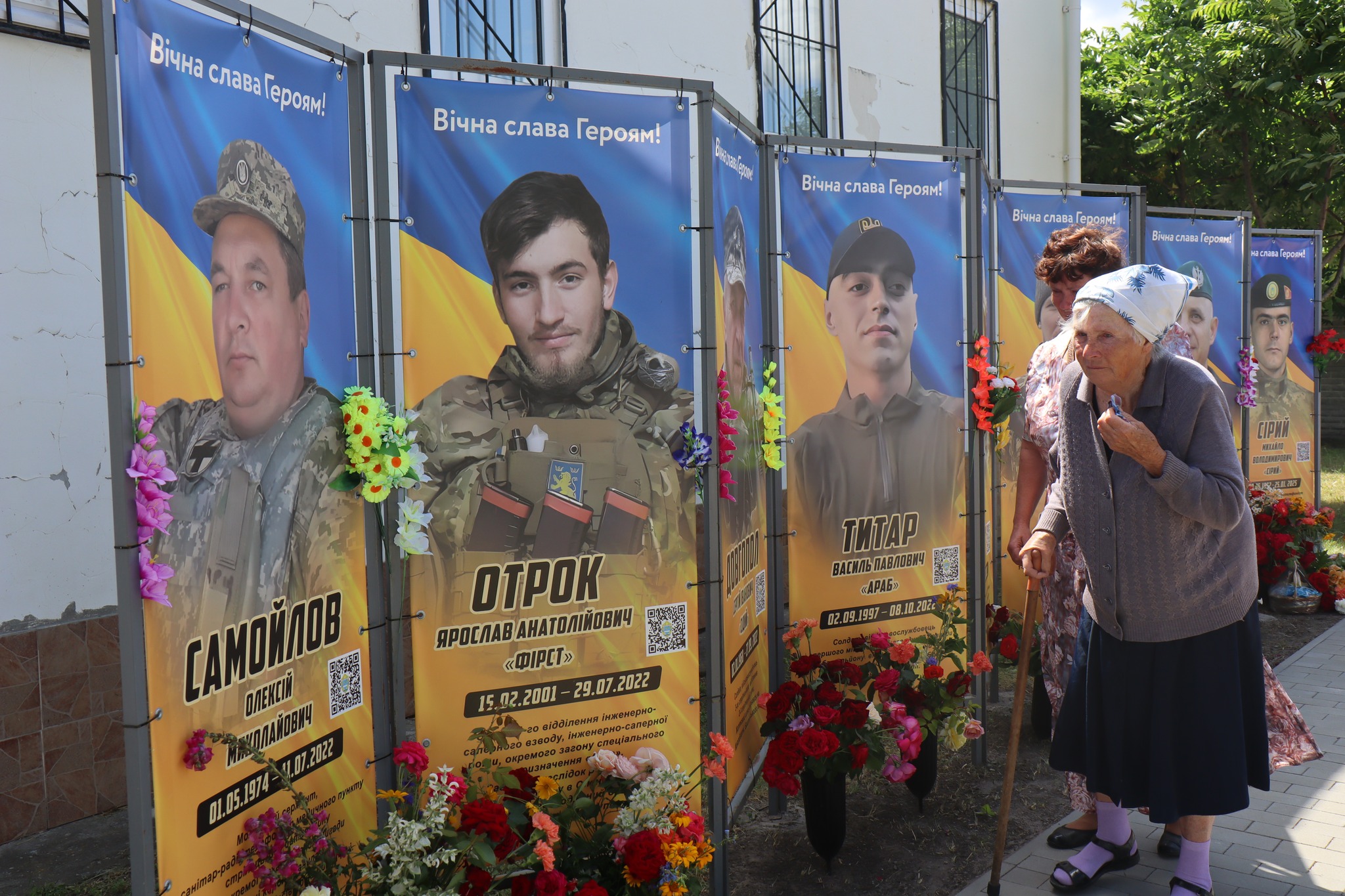 В Онуфріївській громаді на Алеях Слави встановили портрети ще п’ятьох загиблих у війні з росією військових.