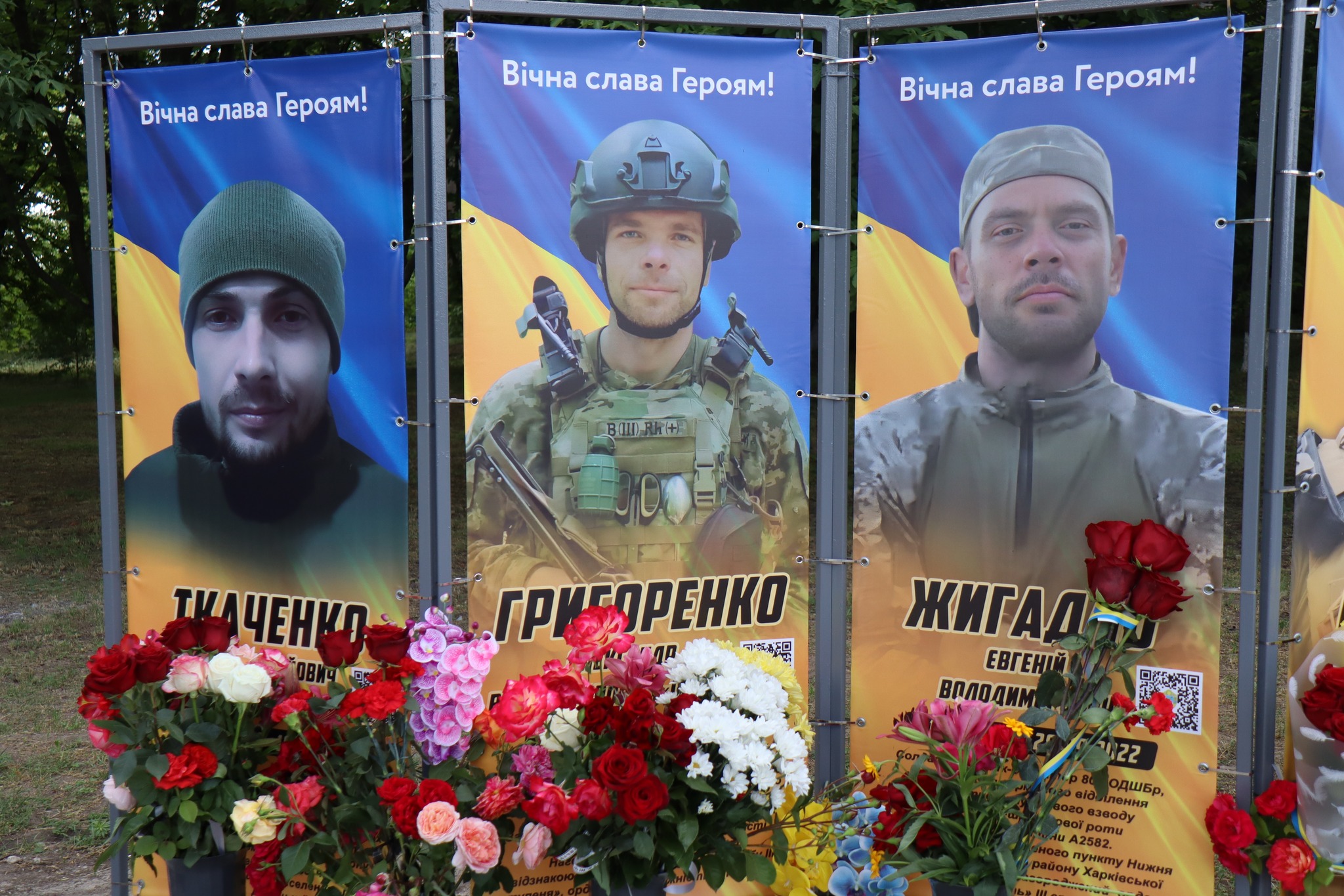 В Онуфріївській громаді на Алеях Слави встановили портрети ще п’ятьох загиблих у війні з росією військових.
