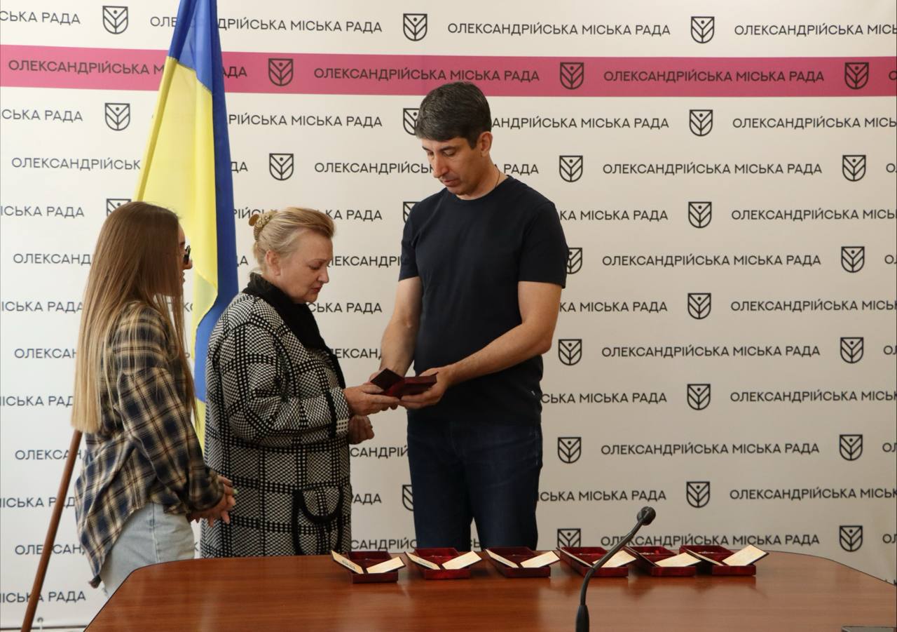 В Олександрії родинам загиблих воїнів передали ордени «За мужність»