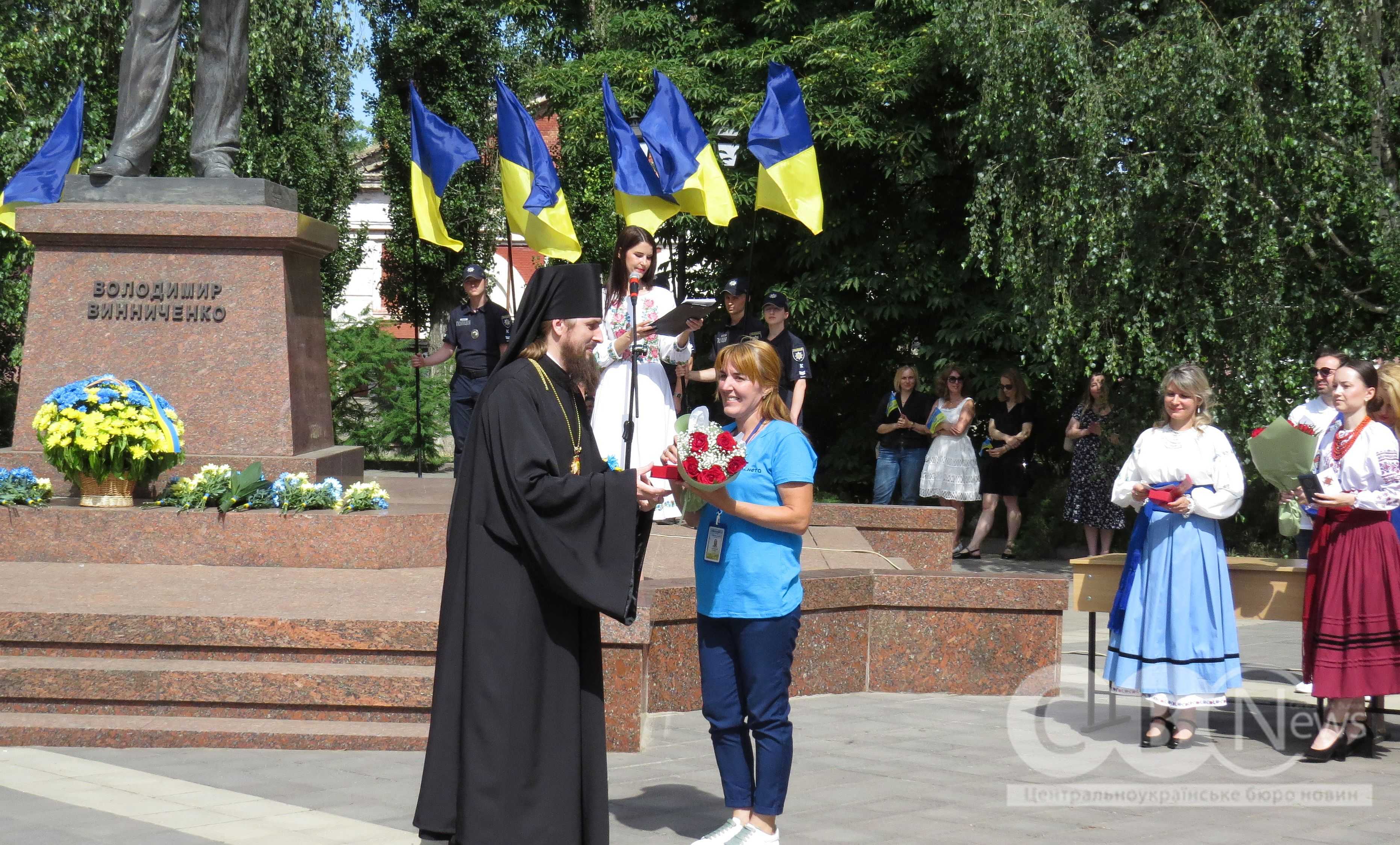 До Дня Конституції України у Кропивницькому вручали нагороди воїнам, учням та діячам