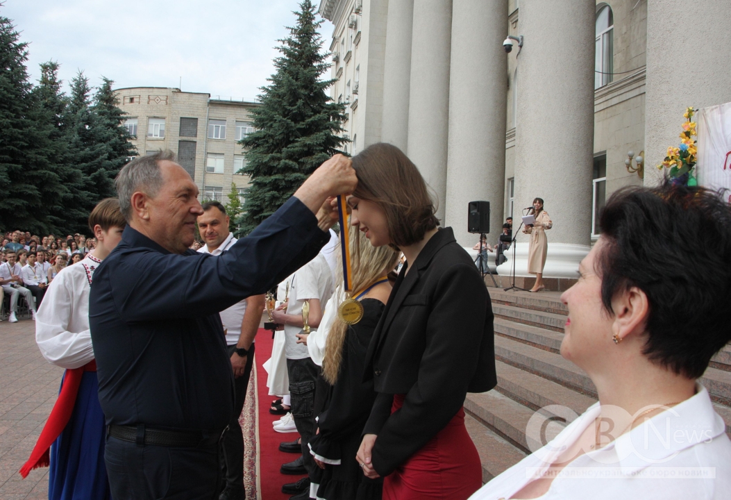 Відзнаки "Гордість міста" вручили випускникам шкіл Кропивницького