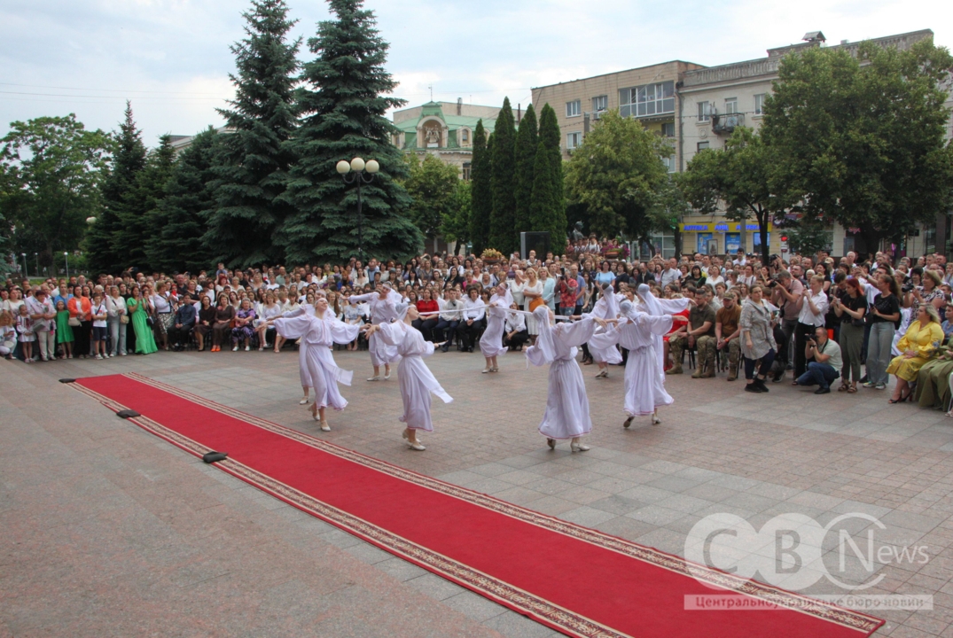 Відзнаки "Гордість міста" вручили випускникам шкіл Кропивницького