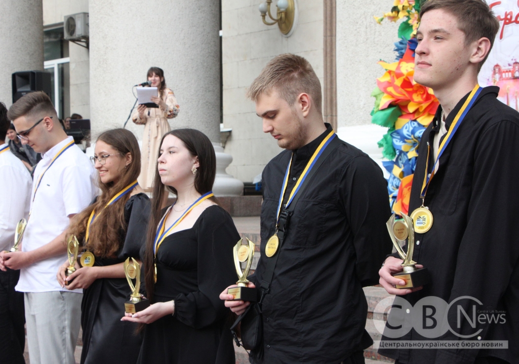 Відзнаки "Гордість міста" вручили випускникам шкіл Кропивницького