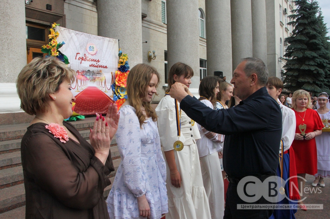 Відзнаки "Гордість міста" вручили випускникам шкіл Кропивницького