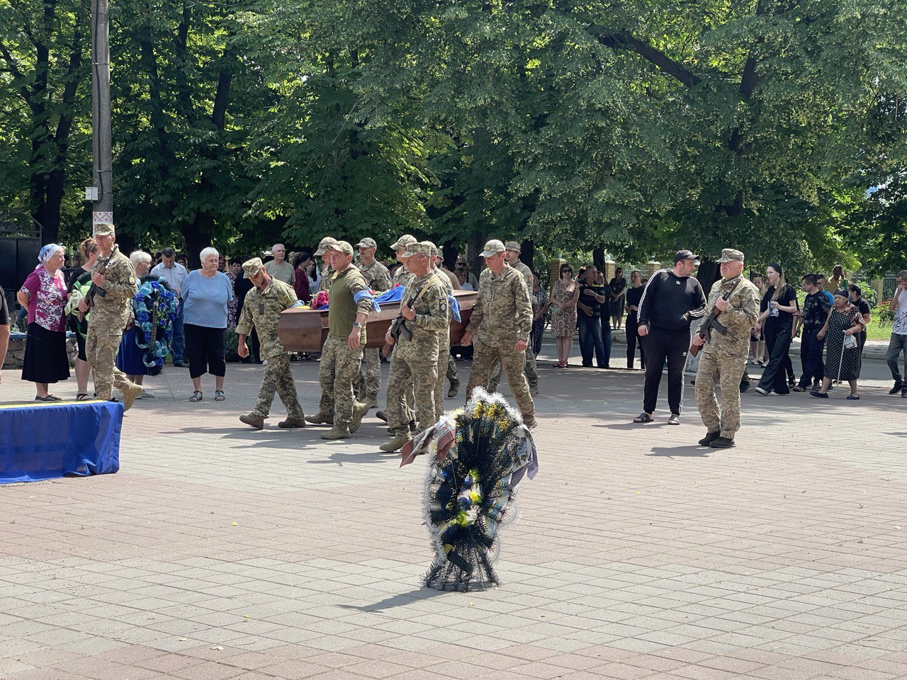В Олександрівській громаді в останню путь провели загиблого на Луганщині військового Вадима Хоменка.