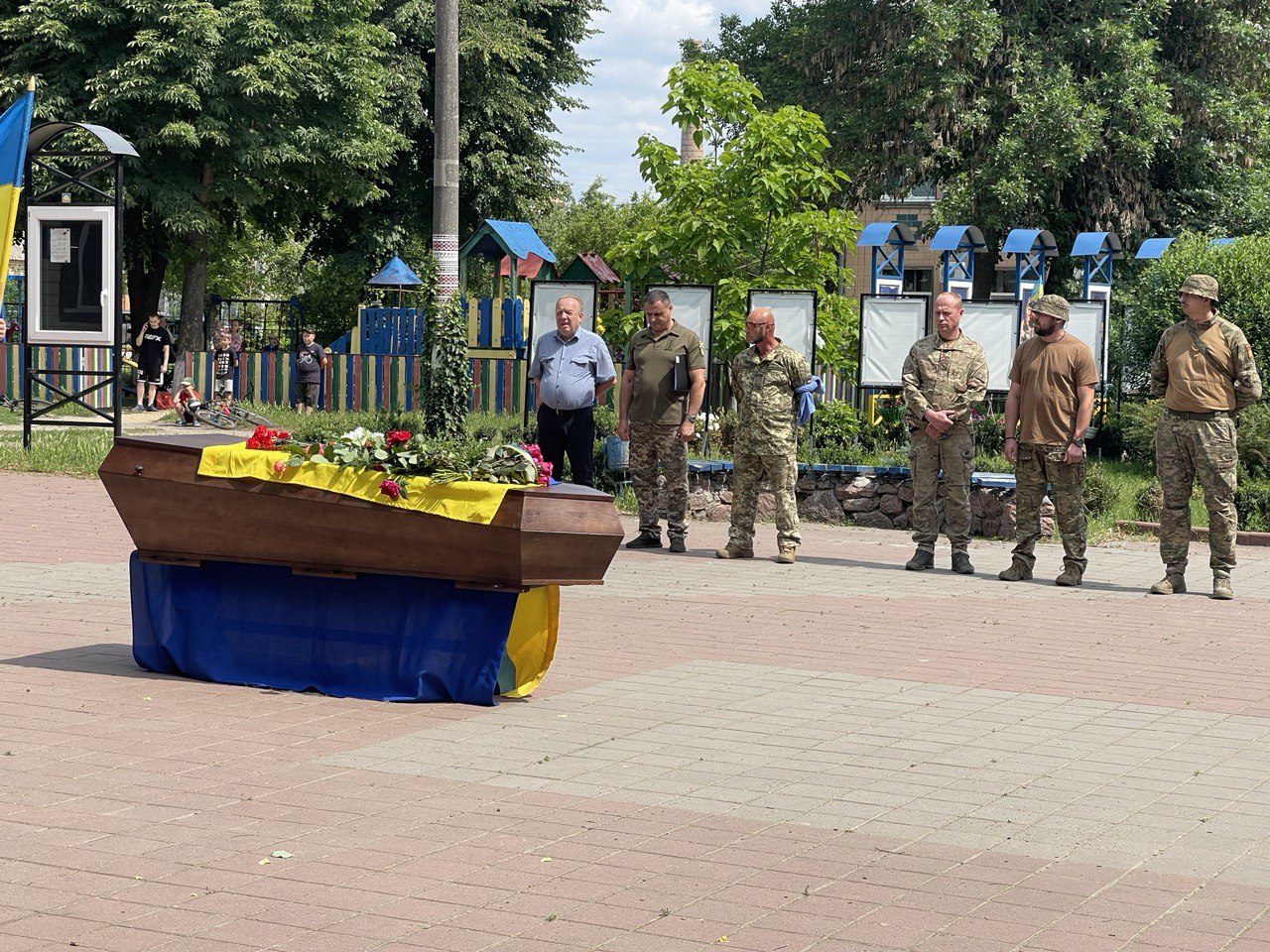 В Олександрівській громаді в останню путь провели загиблого на Луганщині військового Вадима Хоменка.