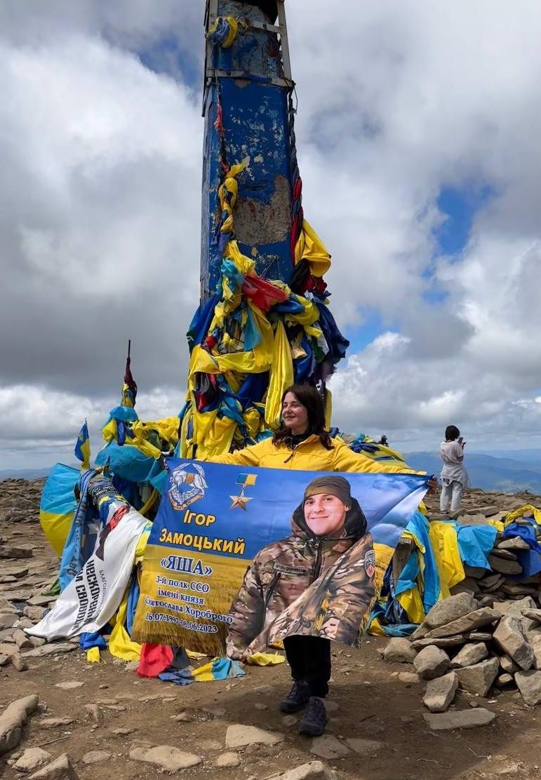 Рідні та близькі загиблого воїна з Кропивницького Ігоря Замоцького піднялися на Говерлу на його честь