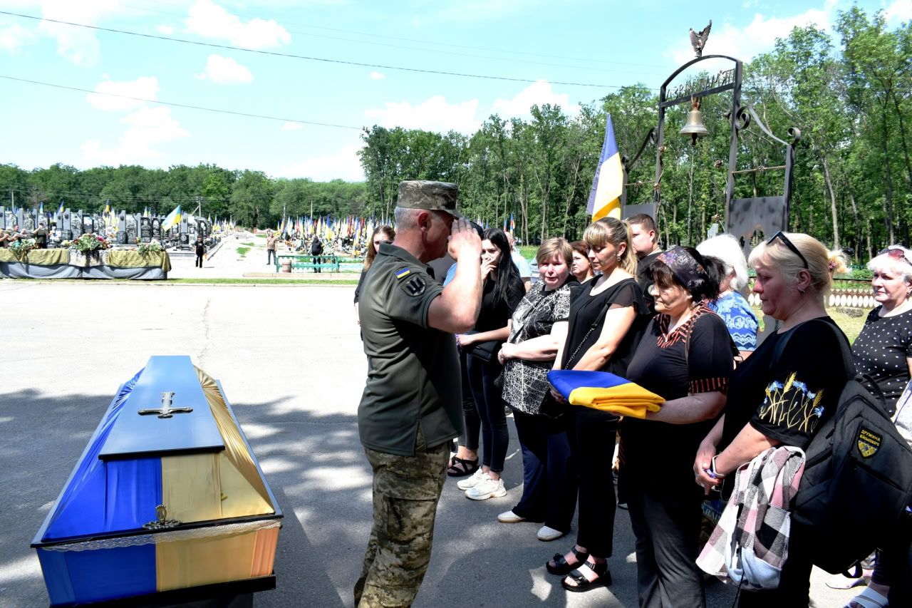 У Кропивницькому попрощалися із загиблими: молодшим сержантом Олегом Літвінюком, солдатом Михайлом Березичем та сержантом Андрієм Щербаковим.