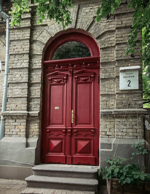Відреставровані двері будинку Черняєвих