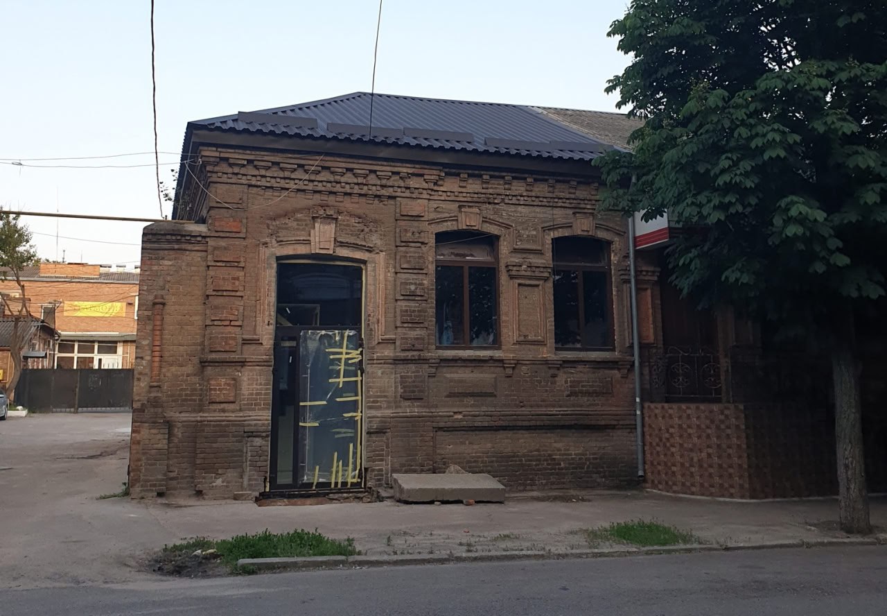 Фасад будівлі із заміненими дверима