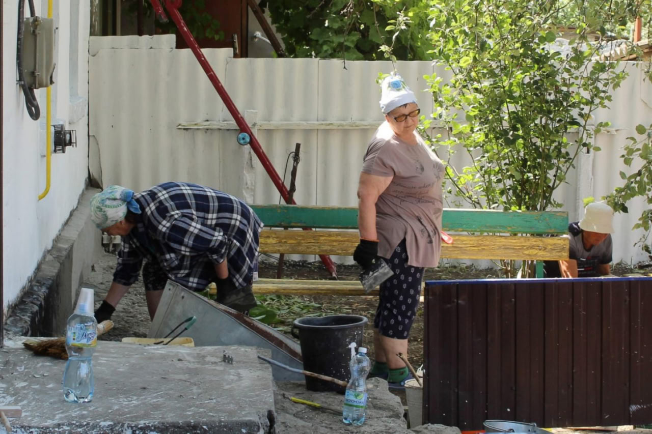 Сусіди організували толоку на подвір'ї воїна з Петрівської громади, який повертається з полону