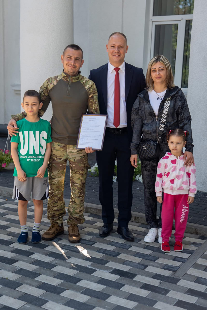 Звільненому з полону військовому передали ключі від квартири у Долинській