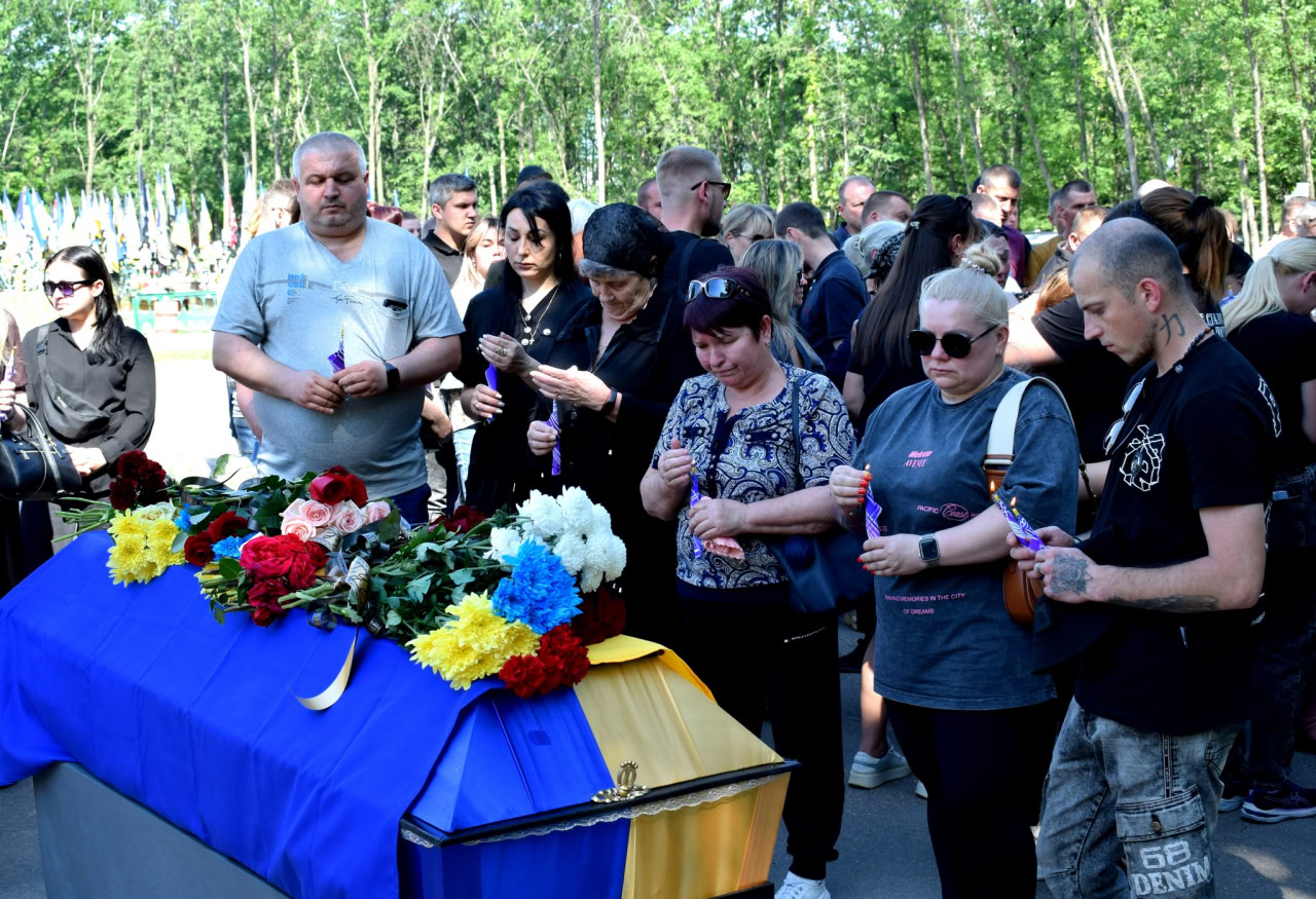 У Кропивницькому попрощалися із загиблими: молодшим сержантом Олегом Літвінюком, солдатом Михайлом Березичем та сержантом Андрієм Щербаковим.