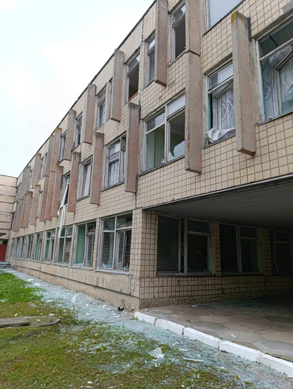 Пошкоджений корпус ліцею "Перспектива" у Світловодську