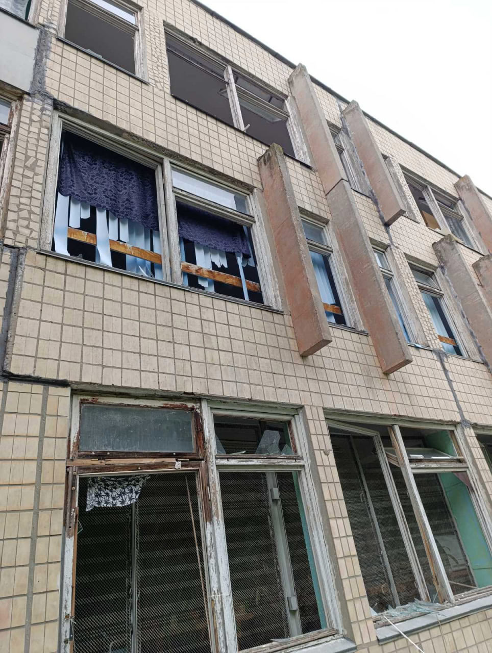 Пошкоджений корпус ліцею "Перспектива" у Світловодську