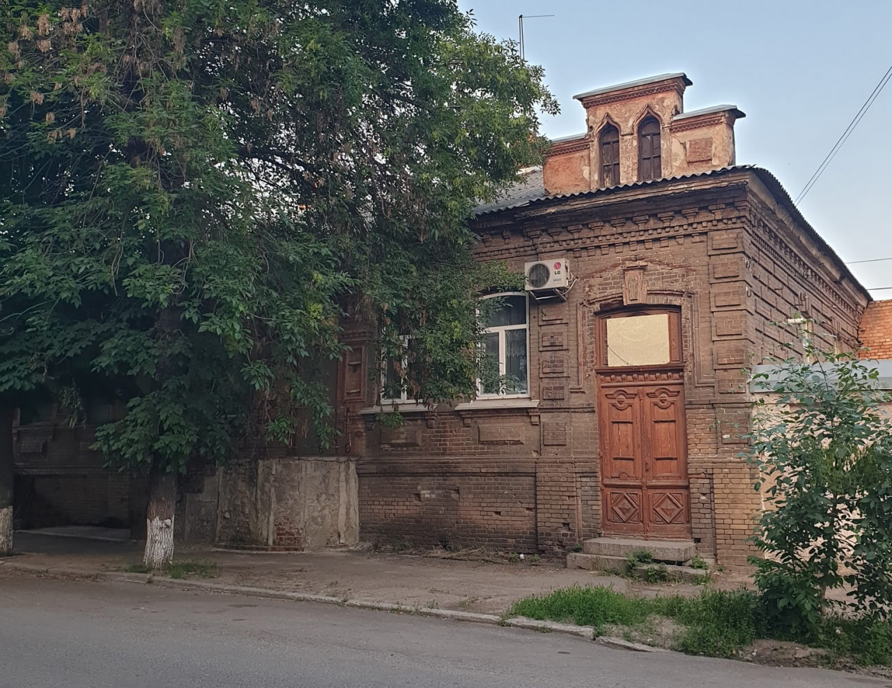 Старовинні дерев'яні двері з будівлі у середмісті Кропивницького замінили на сучасні