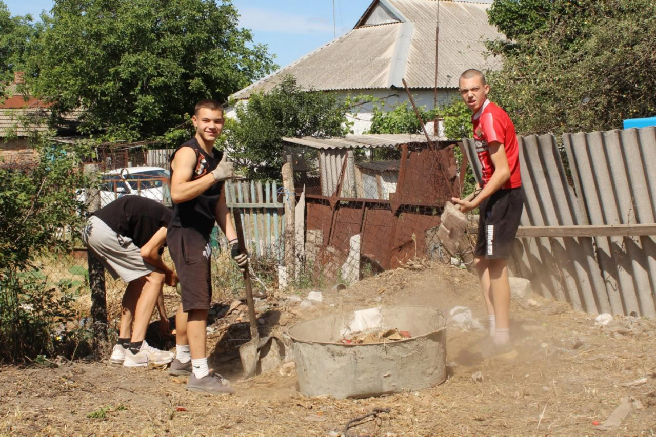 Сусіди організували толоку на подвір'ї воїна з Петрівської громади, який повертається з полону