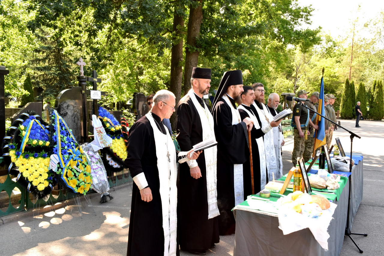 У Кропивницькому попрощалися із загиблими: молодшим сержантом Олегом Літвінюком, солдатом Михайлом Березичем та сержантом Андрієм Щербаковим.