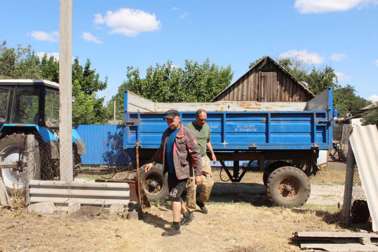 Сусіди організували толоку на подвір'ї воїна з Петрівської громади, який повертається з полону