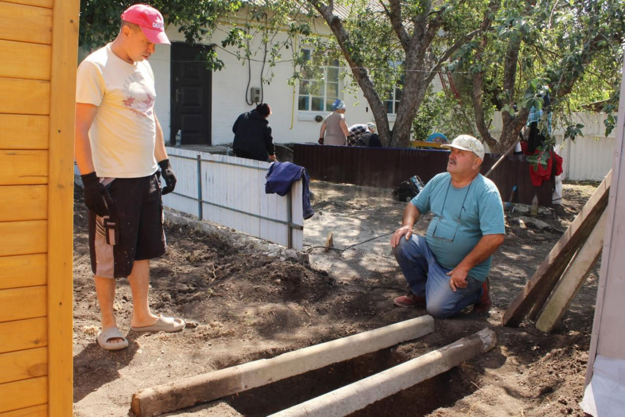 Сусіди організували толоку на подвір'ї воїна з Петрівської громади, який повертається з полону