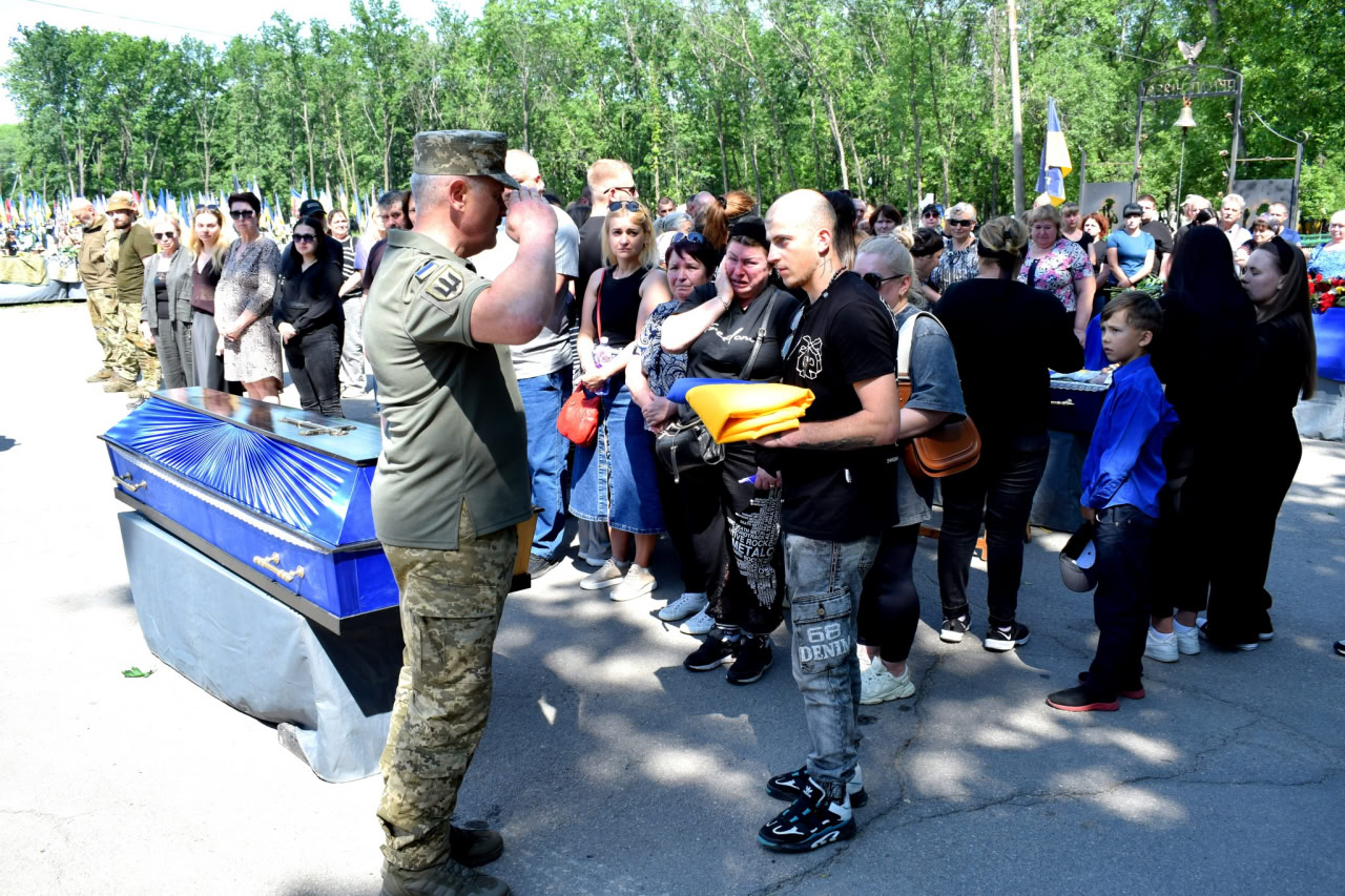 У Кропивницькому попрощалися із загиблими: молодшим сержантом Олегом Літвінюком, солдатом Михайлом Березичем та сержантом Андрієм Щербаковим.