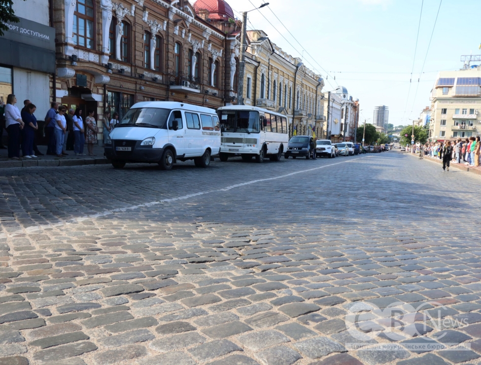 У Кропивницькому попрощалися із загиблими: молодшим сержантом Олегом Літвінюком, солдатом Михайлом Березичем та сержантом Андрієм Щербаковим.