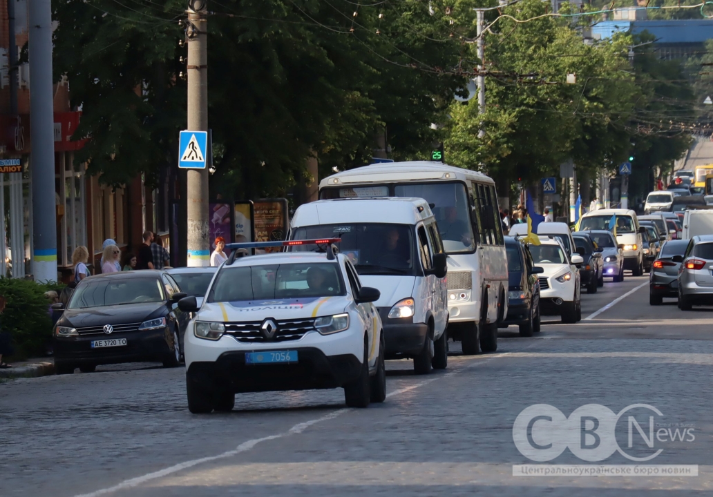 У Кропивницькому попрощалися із загиблими: молодшим сержантом Олегом Літвінюком, солдатом Михайлом Березичем та сержантом Андрієм Щербаковим.
