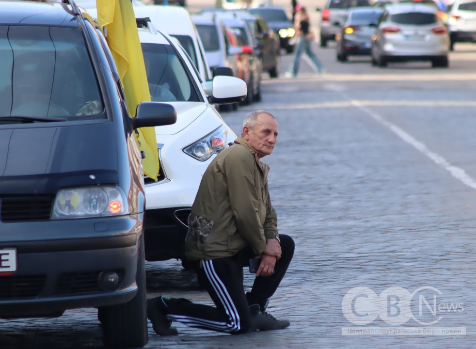 У Кропивницькому попрощалися із загиблими: молодшим сержантом Олегом Літвінюком, солдатом Михайлом Березичем та сержантом Андрієм Щербаковим.