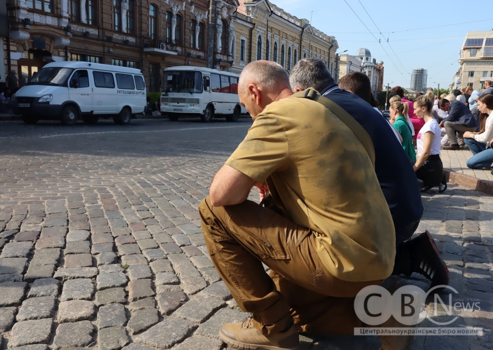 У Кропивницькому попрощалися із загиблими: молодшим сержантом Олегом Літвінюком, солдатом Михайлом Березичем та сержантом Андрієм Щербаковим.