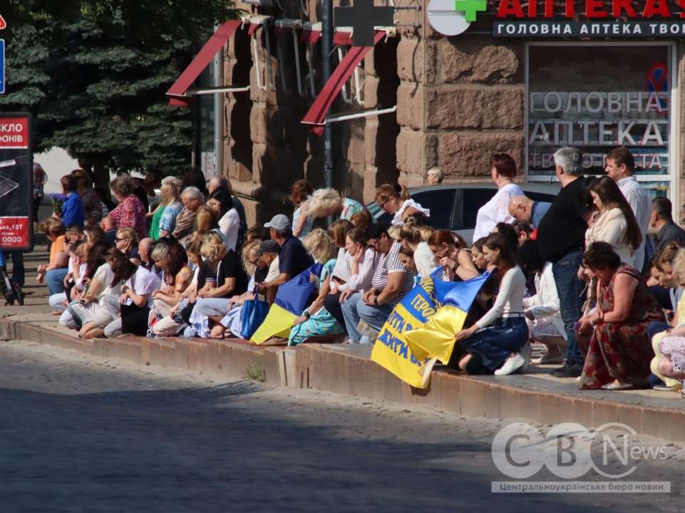 У Кропивницькому в останню путь провели загиблих на Донеччині військових Ростислава Літовкіна та Олександра Бескіда.