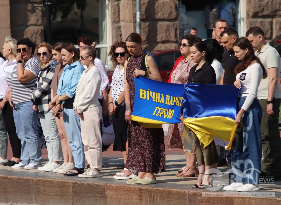У Кропивницькому в останню путь провели загиблих на Донеччині військових Ростислава Літовкіна та Олександра Бескіда.