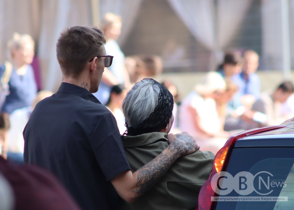 У Кропивницькому в останню путь провели загиблих на Донеччині військових Ростислава Літовкіна та Олександра Бескіда.