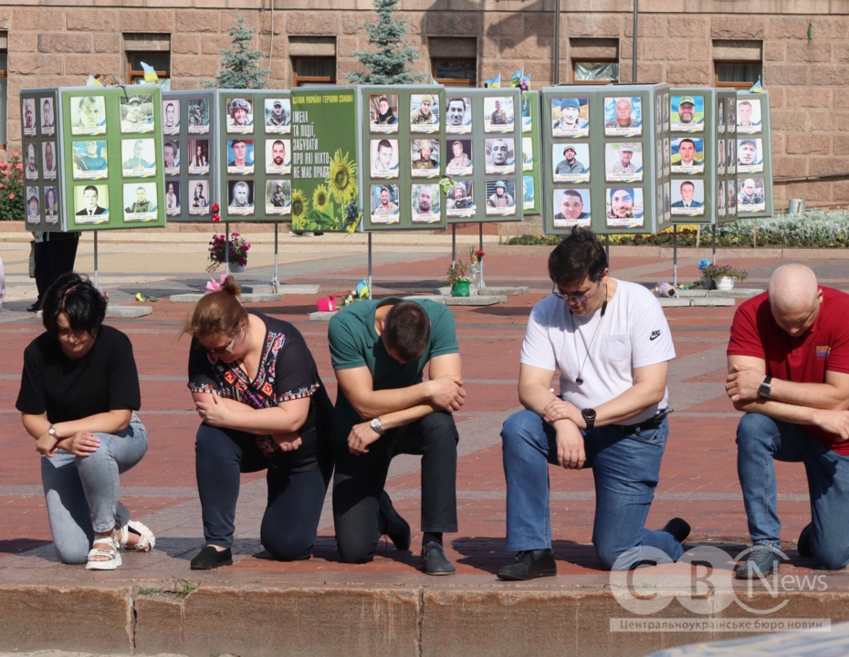У Кропивницькому в останню путь провели загиблих на Донеччині військових Ростислава Літовкіна та Олександра Бескіда.