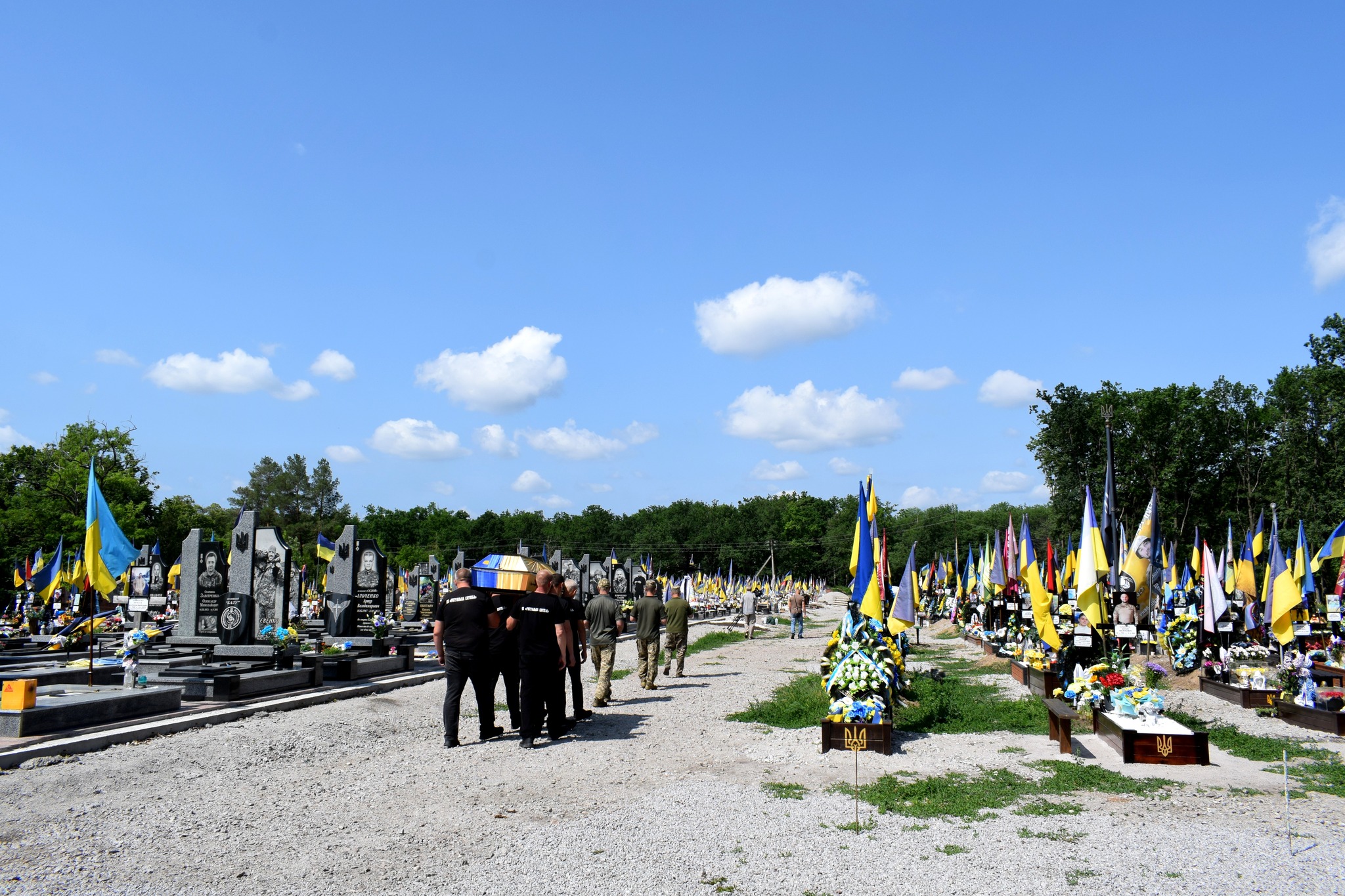 У Кропивницькому в останню путь провели загиблих на Донеччині військових Ростислава Літовкіна та Олександра Бескіда.