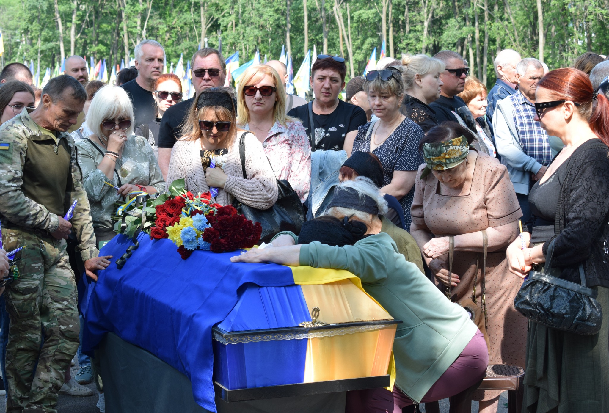 У Кропивницькому в останню путь провели загиблих на Донеччині військових Ростислава Літовкіна та Олександра Бескіда.