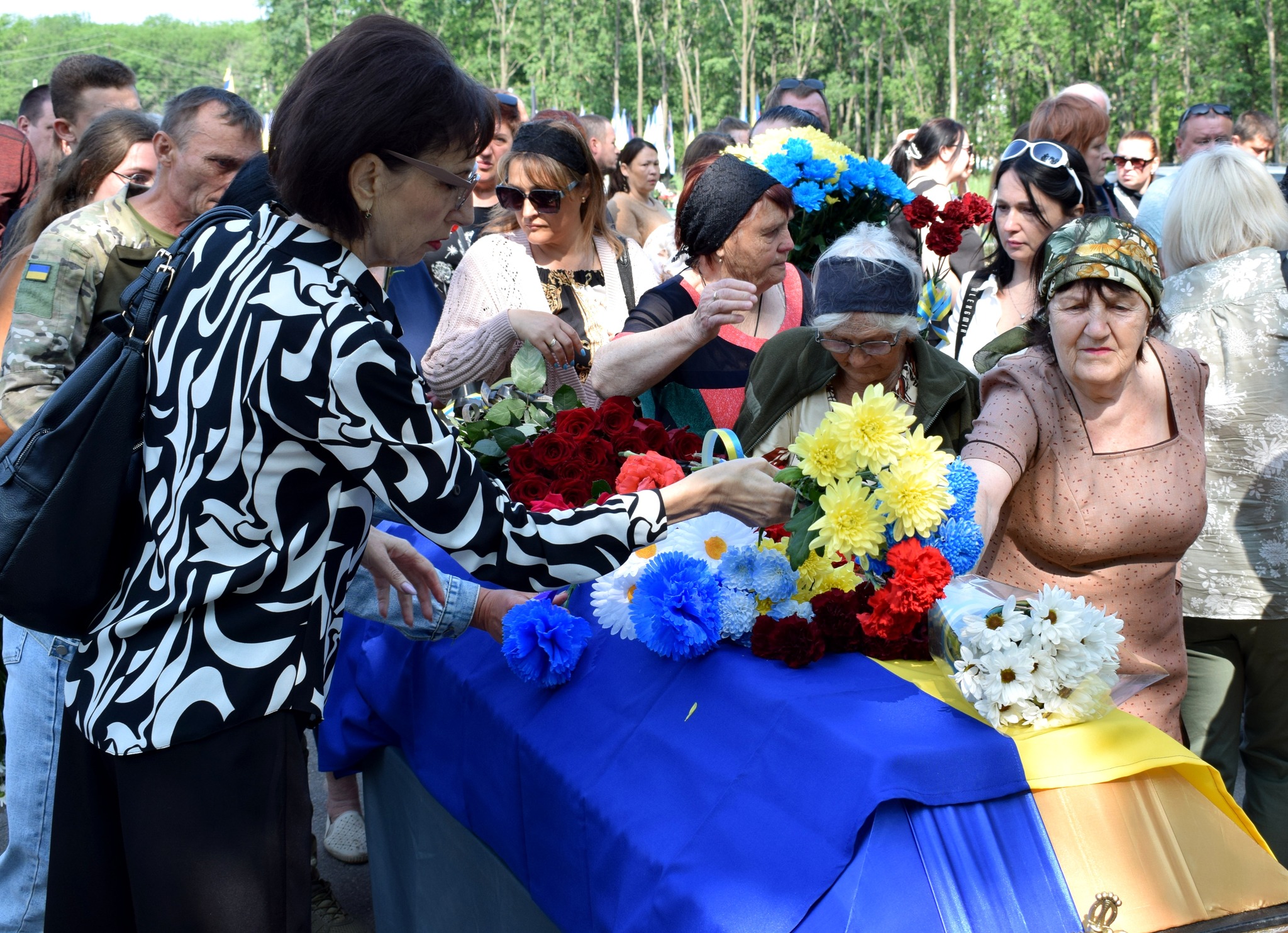 У Кропивницькому в останню путь провели загиблих на Донеччині військових Ростислава Літовкіна та Олександра Бескіда.