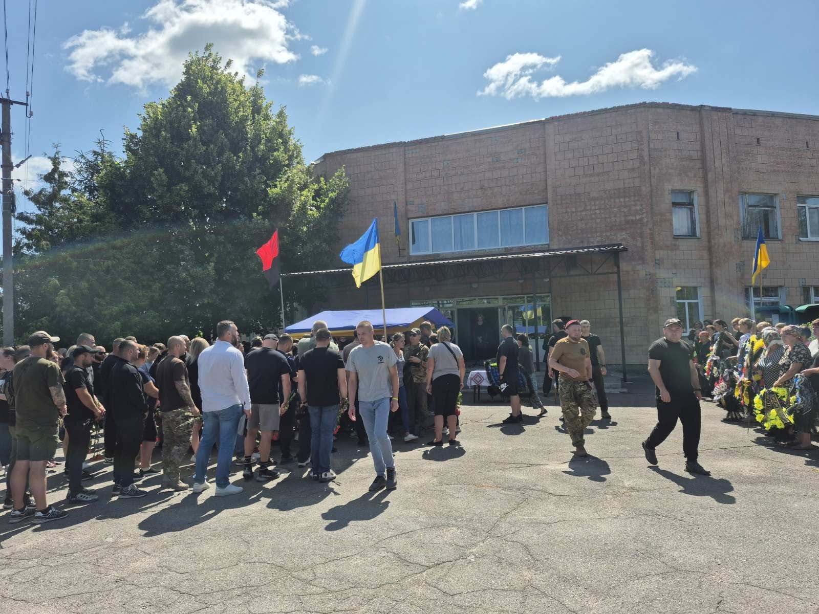 У Суботцівській громаді в останню путь провели загиблого на Донеччині воїна Григорія Письменюка.