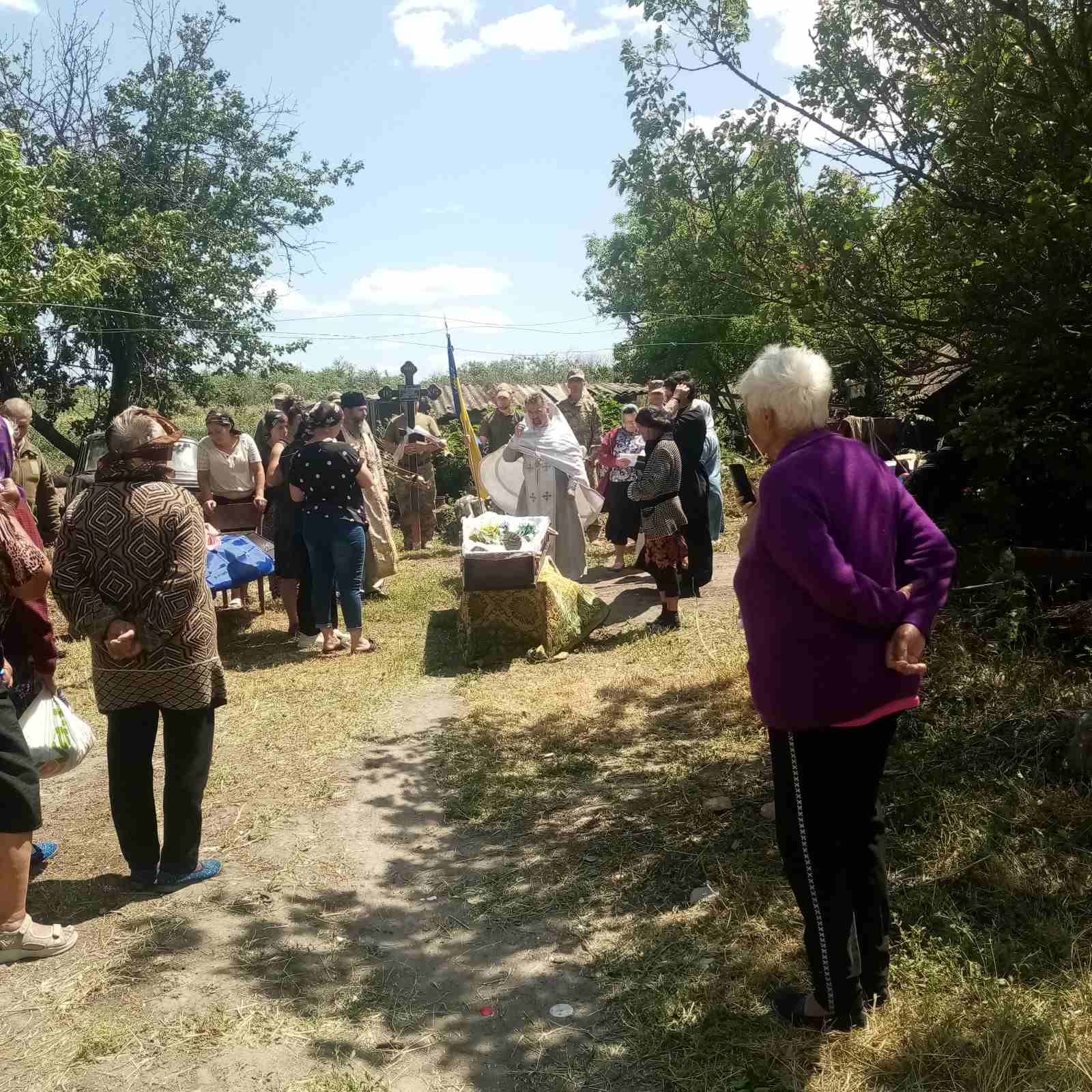 В Устинівській громаді в останню путь провели загиблого на Сумщині військового Василя Кондратюка.